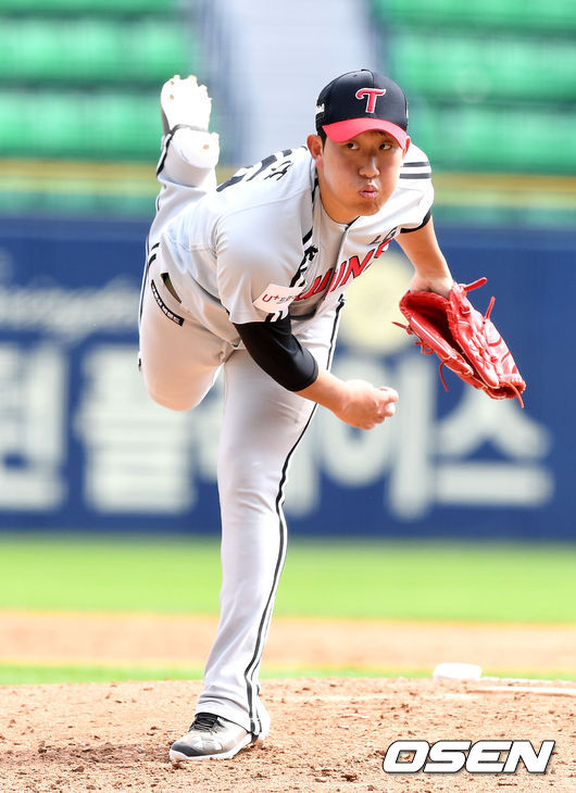 LG 투수 오석주가 힘차게 공을 뿌리고 있다. /dreamer@osen.co.kr