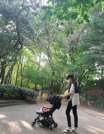 [사진=차예련 SNS] 딸과 함께 산책 중인 차예련