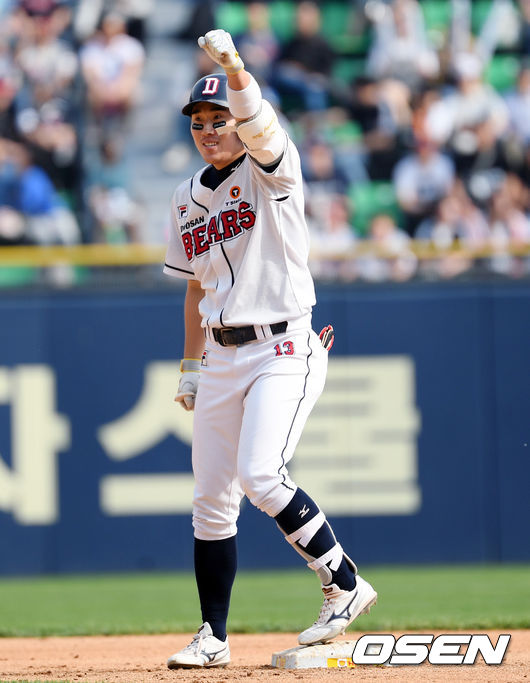 6회말 2사 1,3루 두산. 허경민이 1타점 역전 적시타를 뽑아내고 있다. / eastsea@osen.co.kr