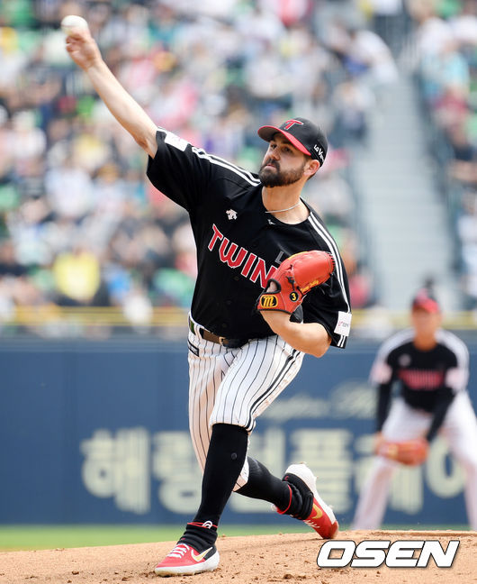 1회말 LG 선발투수 켈리가 역투하고 있다. / eastsea@osen.co.kr