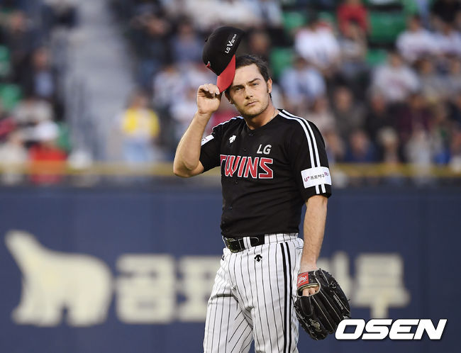 2회말 1사 만루 LG 윌슨이 두산 김재호에게 밀어내기 볼넷으로 실점을 허용한 뒤 아쉬워하고 있다. / youngrae@osen.co.kr