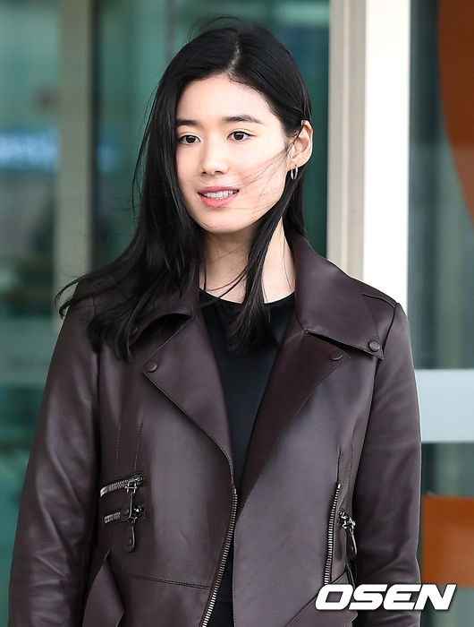 배우 정은채가 해외 일정 참석차 20일 오후 인천국제공항 제2여객터미널을 통해 이탈리아로 출국하고 있다.정은채가 출국장으로 향하고 있다. /pjmpp@osen.co.kr