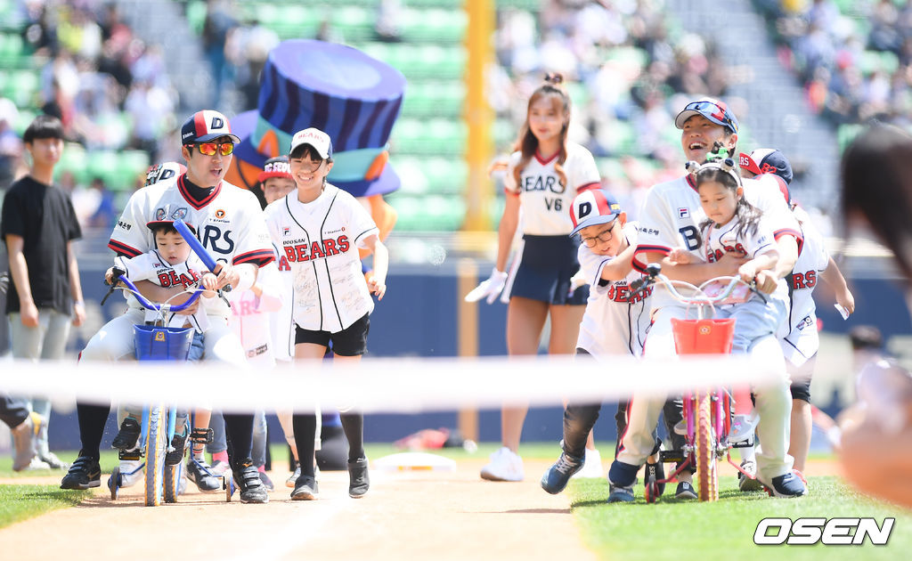 경기에 앞서 허경민과 류지혁이 두산 어린이팬들과 함께 자전거를 타고 있다.  / soul1014@osen.co.kr