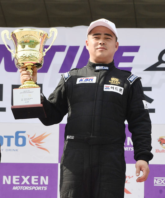 우승컵을 들고 기뻐하는 표중권.