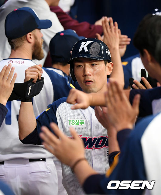 1회말 1사 만루 키움 이지영의 적시타때 홈을 밟은 서건창이 선수들과 하이파이브를 하고 있다. /pjmpp@osen.co.kr