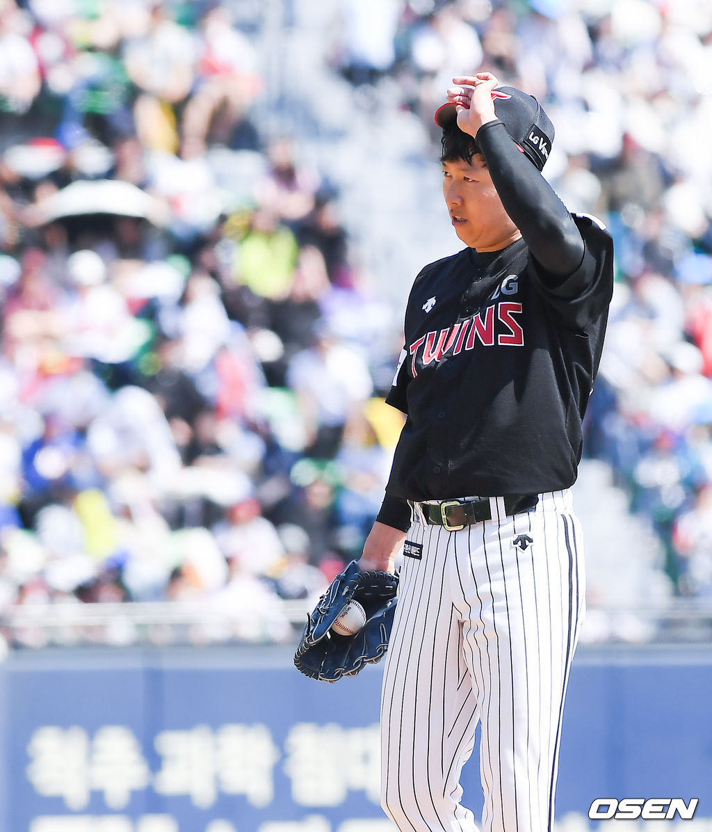 2회말 2사 1,2루 두산 박건우에게 스트레이트 볼넷을 허용한 LG 선발투수 차우찬이 아쉬워하고 있다./ soul1014@osen.co.kr