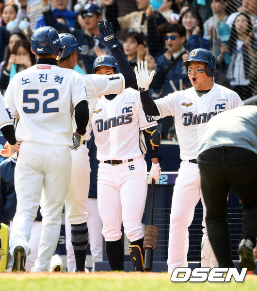 3월 23일 오후 창원NC파크에서 열린 '2019 신한은행 MY CAR KBO리그 개막전' NC 다이노스와 삼성 라이온즈의 경기, 1회말 1사에서 NC 양의지가 베탄코트에 이어 백투백 홈런을 날리고 이동욱 감독과 하이파이브를 하고 있다. /jpnews@osen.co.kr