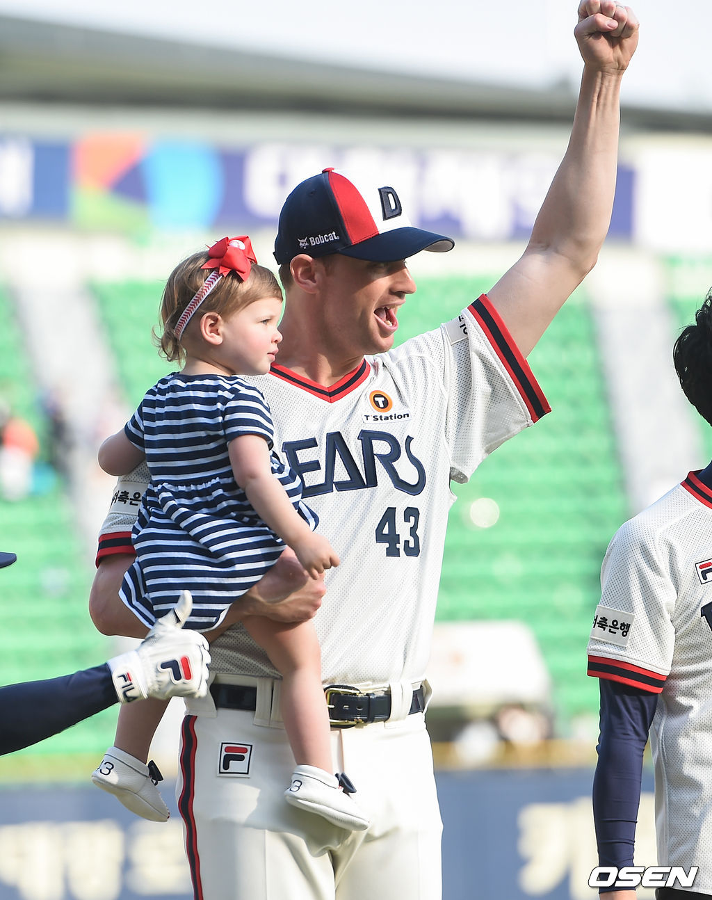 경기종료 후 승리투수가 된 두산 후랭코프가 딸과 함께 인터뷰를 하고 있다. /  soul1014@osen.co.kr