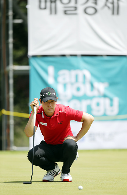 6번홀 퍼팅라인을 살피는 김대현.