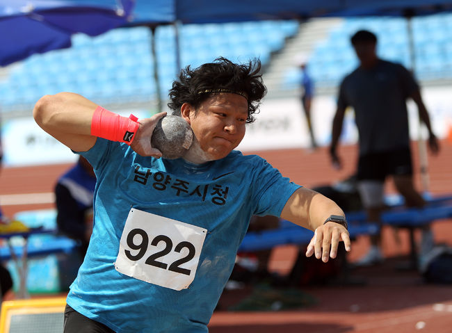 [사진] 포환 던지기 우승 정일우. /대한육상연맹 제공
