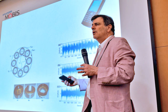 3일 개최된 MIT 기술컨퍼런스에서 MIT 슬로언 대학(경영대) 마이클 슈라지(Prof. Michael Schrage) 교수가 현대모비스 경영층을 대상으로‘차세대 IT’ 주제의 강연을 펼치고 있다. /현대모비스 제공. 