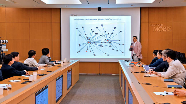 3일 개최된 MIT 기술컨퍼런스에서 MIT 슬로언 대학(경영대) 마이클 슈라지(Prof. Michael Schrage) 교수가 현대모비스 경영층을 대상으로‘차세대 IT’ 주제의 강연을 펼치고 있다. /현대모비스 제공. 