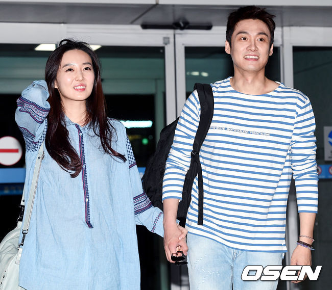 30일 부부의 연을 맺은 오상진-김소영 아나운서가 신혼여행 차 인천국제공항을 통해 해외로 출국하고 있다. / eastsea@osen.co.kr