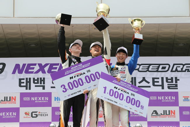 최상위 클래스 GT300의 포디움.