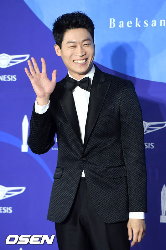 1일 오후 서울 강남구 코엑스에서 ‘2019 제 55회 백상예술대상’ 레드카펫 행사가 진행됐다.  배우 진선규가 레드카펫을 밟고 있다. /rumi@osen.co.kr