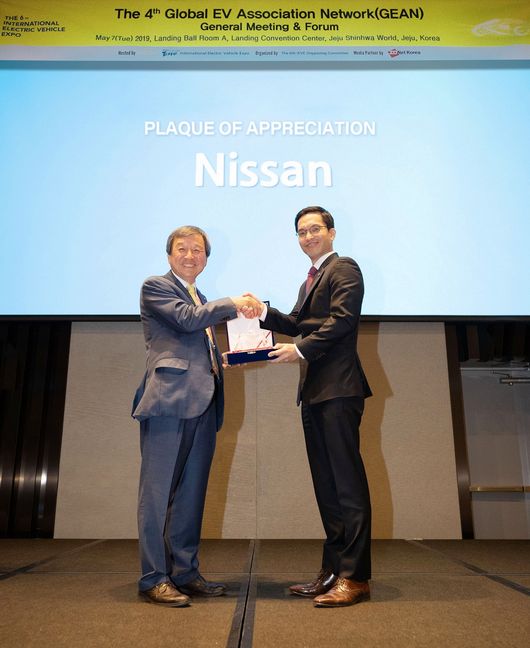 제4차 세계전기차협의회(GEAN) 총회에서 공로패를 수상하고 있는 한국닛산 허성중 대표(오른쪽).