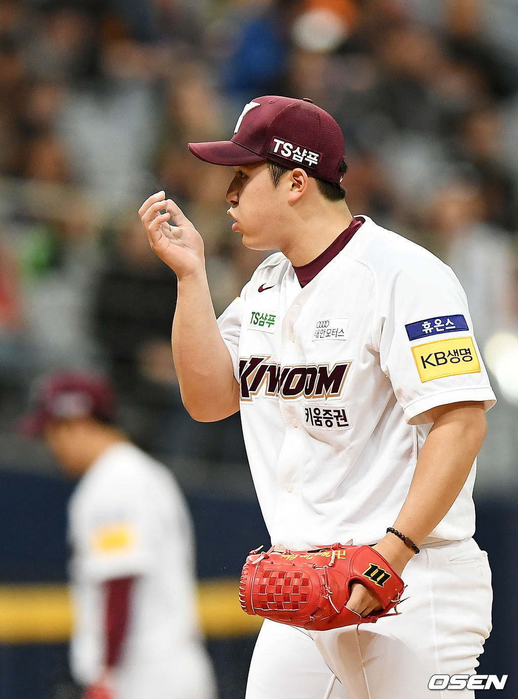 2회초 1사 1,3루 키움 선발 최원태가 숨을 고르고 있다. /pjmpp@osen.co.kr