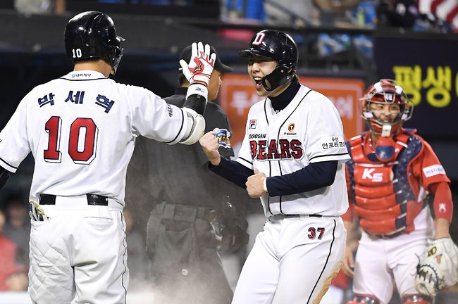 8회말 1사 3루 두산 박건우가 김재호의 좌익수 희생플라이때 홈으로 쇄도해 득점을 올린 뒤 기뻐하고 있다. / youngrae@osen.co.kr