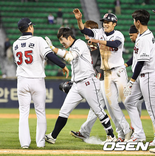 두산은 7일 서울 잠실구장에서 열린 ‘2019 신한은행 MY CAR KBO리그’ KIA 타이거즈와의 팀 간 4차전에서 4-3으로 승리했다. 이날 승리로 5연승을 달린 두산은 시즌 26승(12패) 째를 거뒀다. KIA는 3연패와 함께 23패(12승) 째를 당했다.9회말 2사 2루 끝내기 안타를 때려낸 두산 허경민이 동료들의 축하를 받고 있다. / youngrae@osen.co.kr