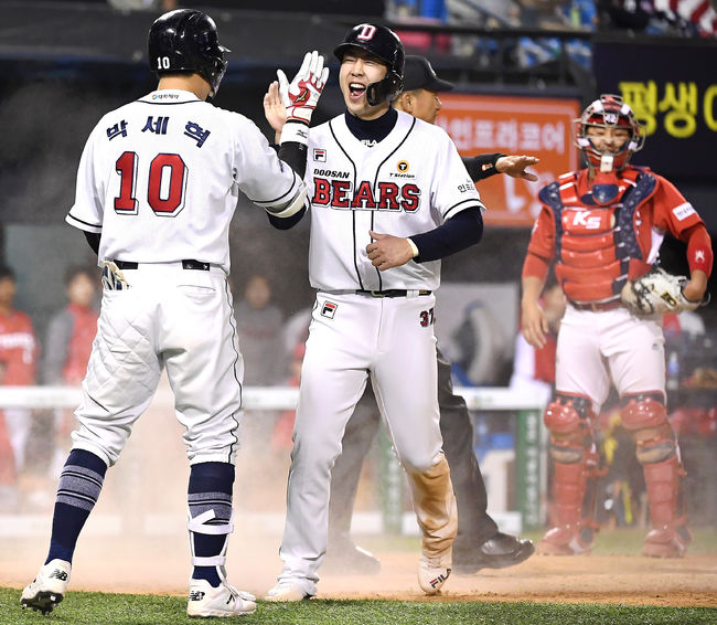 8회말 1사 3루 두산 박건우가 김재호의 좌익수 희생플라이때 홈으로 쇄도해 득점을 올린 뒤 기뻐하고 있다. / youngrae@osen.co.kr