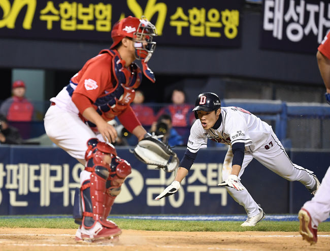 두산은 7일 서울 잠실구장에서 열린 ‘2019 신한은행 MY CAR KBO리그’ KIA 타이거즈와의 팀 간 4차전에서 4-3으로 승리했다. 이날 승리로 5연승을 달린 두산은 시즌 26승(12패) 째를 거뒀다. KIA는 3연패와 함께 23패(12승) 째를 당했다.9회말 2사 2루 두산 김경호가 허경민이 안타때 끝내기 득점을 기록하고 있다. / youngrae@osen.co.kr