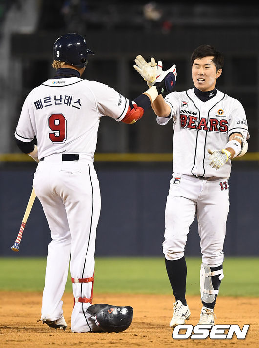 두산은 7일 서울 잠실구장에서 열린 ‘2019 신한은행 MY CAR KBO리그’ KIA 타이거즈와의 팀 간 4차전에서 4-3으로 승리했다. 이날 승리로 5연승을 달린 두산은 시즌 26승(12패) 째를 거뒀다. KIA는 3연패와 함께 23패(12승) 째를 당했다.9회말 2사 2루 끝내기 안타를 때려낸 두산 허경민이 페르난데스와 기뻐하고 있다. / youngrae@osen.co.kr