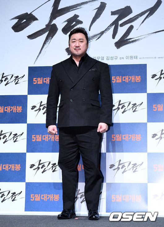 배우 마동석이 포토타임을 하고 있다. /jpnews@osen.co.kr