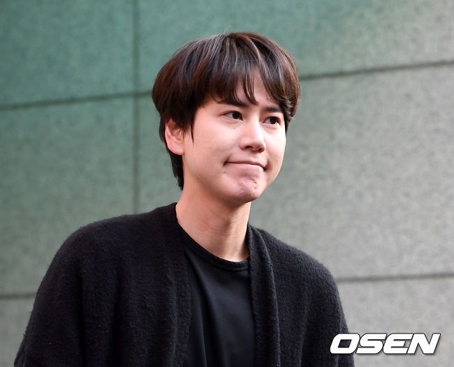 가수 슈퍼주니어 규현이 7일 오후 서울 성북구 동선동 성북시각장애인복지관에서 사회복무요원으로 대체 복무를 마치고 소집해제 됐다.슈퍼주니어 규현이 복지관을 나서며  미소를 짓고 있다. /sunday@osen.co.kr