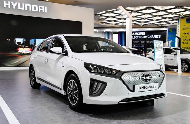 '제6회 국제전기자동차엑스포' 현대자동차 부스에 전시된 '더 뉴 아이오닉 일렉트릭'.