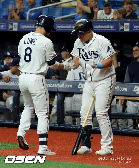홈런 치고 들어온 브랜든 라우를 환영하는 최지만(2019/5/8) ⓒGettyimages(무단전재 및 재배포 금지)