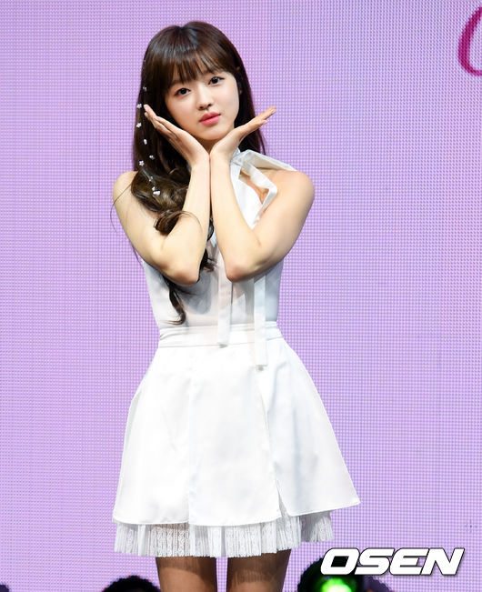 그룹 오마이걸 아린이 포토타임을 갖고 있다. / eastsea@osen.co.kr