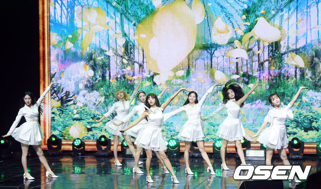 그룹 오마이걸이 무대를 선보이고 있다. / eastsea@osen.co.kr