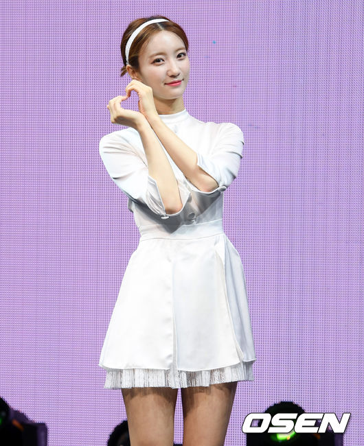 그룹 오마이걸 비니가 포토타임을 갖고 있다. / eastsea@osen.co.kr