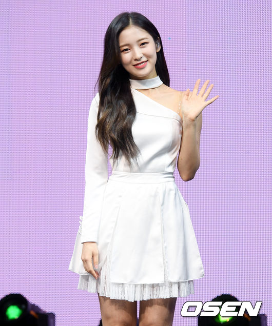 그룹 오마이걸 아린이 포토타임을 갖고 있다. / eastsea@osen.co.kr