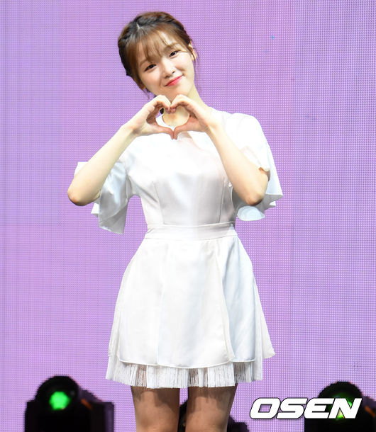 그룹 오마이걸 승희가 포토타임을 갖고 있다. / eastsea@osen.co.kr