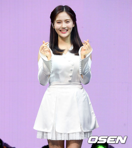 그룹 오마이걸 효정이 포토타임을 갖고 있다. / eastsea@osen.co.kr