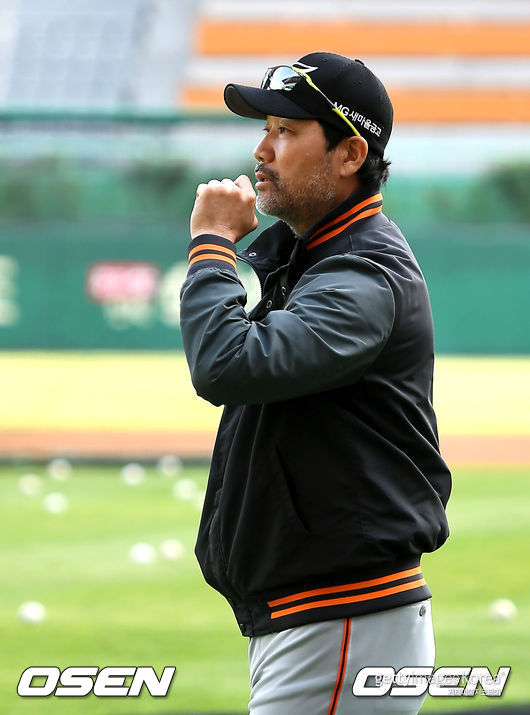 8일 오후 인천 SK행복드림구장에서 '2019 신한은행 MY CAR KBO리그' SK 와이번스와 한화 이글스의 경기가 열린다.한용덕 한화 감독이 선수들을 바라보고 있다. /pjmpp@osen.co.kr