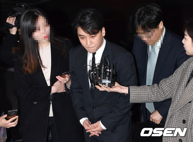 그룹 빅뱅 승리가 27일 오후 클럽 버닝썬 논란, 성접대 등 갖은 의혹에 대해 조사 받기 위해 서울지방경찰청 광역수사대에 자진 출두했다.빅뱅 승리가 출두하고 있다./sunday@osen.co.kr