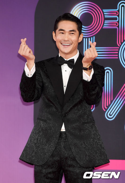 22일 오후 서울 영등포구 여의도 KBS 본관 로비에서 진행된 '2018 KBS 연예대상' 포토월 행사에서 배정남이 포토타임을 갖고 있다./ rumi@osen.co.kr