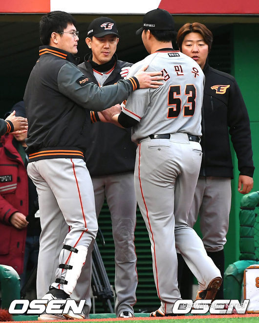 1회말 9실점을 허용한 한화 김민우를 주장 이성열을 격려하고 있다. /pjmpp@osen.co.kr