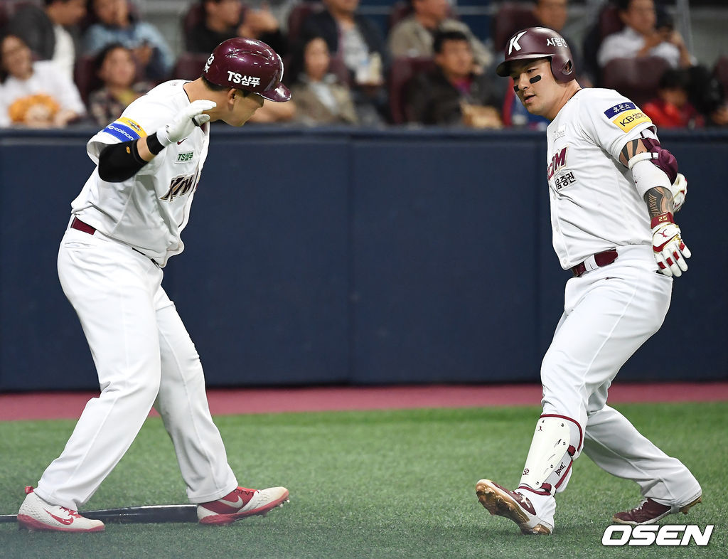 5회말 1사 키움 박병호가 LG 심수창을 상대로 솔로 홈런을 때린 뒤 장영석과 세레머니를 하고 있다. / youngrae@osen.co.kr