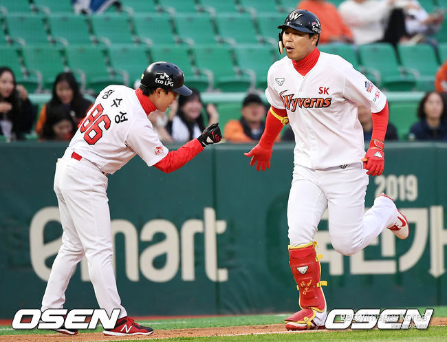 1회말 2사 1루 SK 한동민이 홈런을 날린 뒤 정수성 코치와 하이파이브를 하고 있다. /pjmpp@osen.co.kr