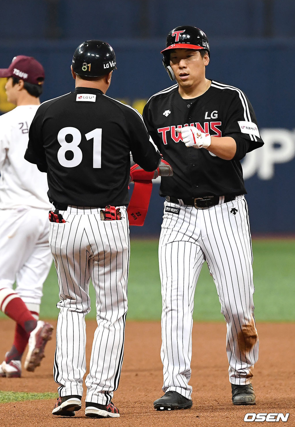 8회초 2사 LG 김현수가 안타를 때린 뒤 2루까지 출루하고 있다.이 안타로 김현수는 1500안타를 달성했다. / youngrae@osen.co.kr