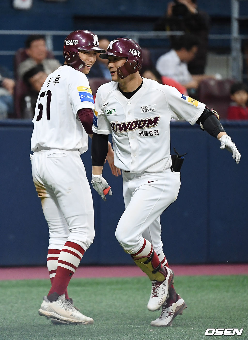 8회말 2사 3루 키움 김하성이 투런 홈런을 때린 뒤 이정후와 기뻐하고 있다. / youngrae@osen.co.kr