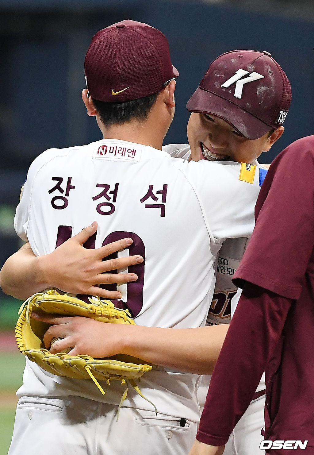 이승호는 8일 고척스카이돔에서 열린 '2019 신한은행 MYCAR KBO리그 ' LG 트윈스전에 선발 등판해 9이닝 4피안타 3탈삼진 2볼넷 무실점을 기록했다. 팀의 6-0 승리로 이승호는 데뷔 첫 완봉승이자 시즌 3승을 수확했다. 역대 팀 7번째 완봉승이다.완봉승을 거둔 키움 이승호가 장정석 감독과 포옹을 하고 있다. / youngrae@osen.co.kr