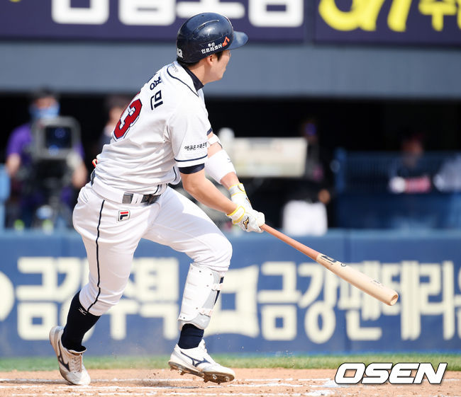 6회말 2사 1,3루 두산. 허경민이 1타점 역전 적시타를 뽑아내고 있다. / eastsea@osen.co.kr