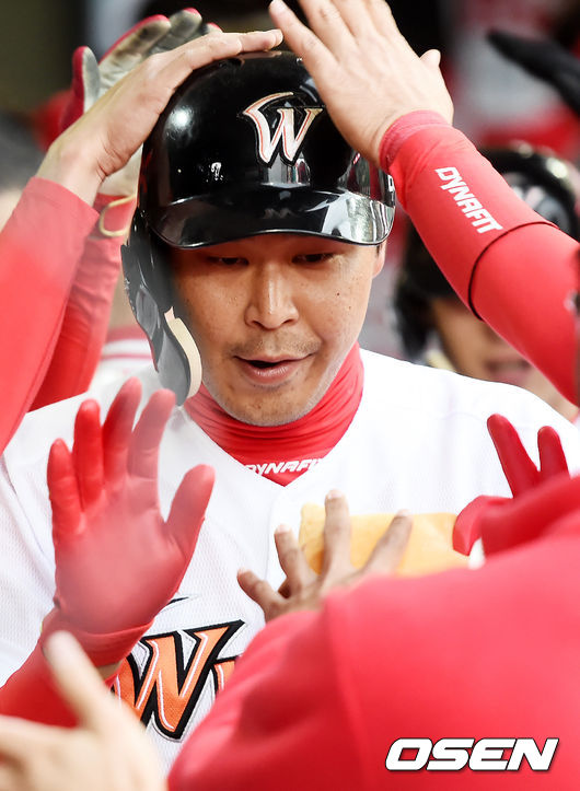 1회말 2사 1루 SK 한동민이 홈런을 날린 뒤 선수들과 하이파이브를 하고 있다. /pjmpp@osen.co.kr