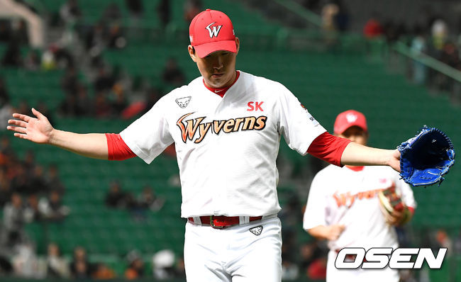 6회초 SK 선발 문승원이 이닝을 마친 뒤 더그아웃으로 향하고 있다. /pjmpp@osen.co.kr