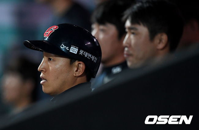 9회초 롯데 손아섭-전준우를 비롯한 더그아웃 선수들의 표정이 어둡다. /dreamer@osen.co.kr