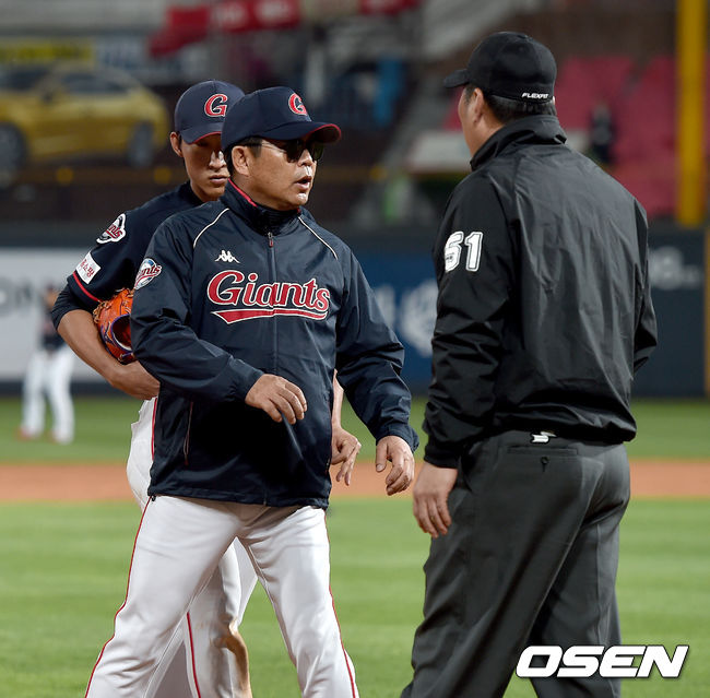 4회말 1사 만루 상황 KT 이준수의 3루쪽 파울 때 롯데 양상문 감독이 어필하고 있다. /dreamer@osen.co.kr